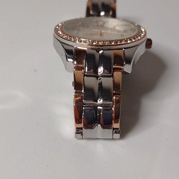 Very Small Pretty Metal Watch - Picture 3 of 10